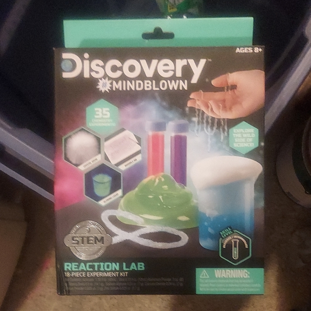 Discovery Mindblown Science Kit with Green and Blue Experiments